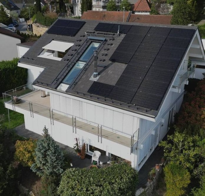 Solarmodule auf dem Hausdach für maximale Stromersparnis