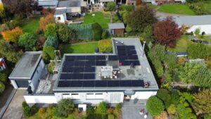 Flachdach mit Solarmodulen