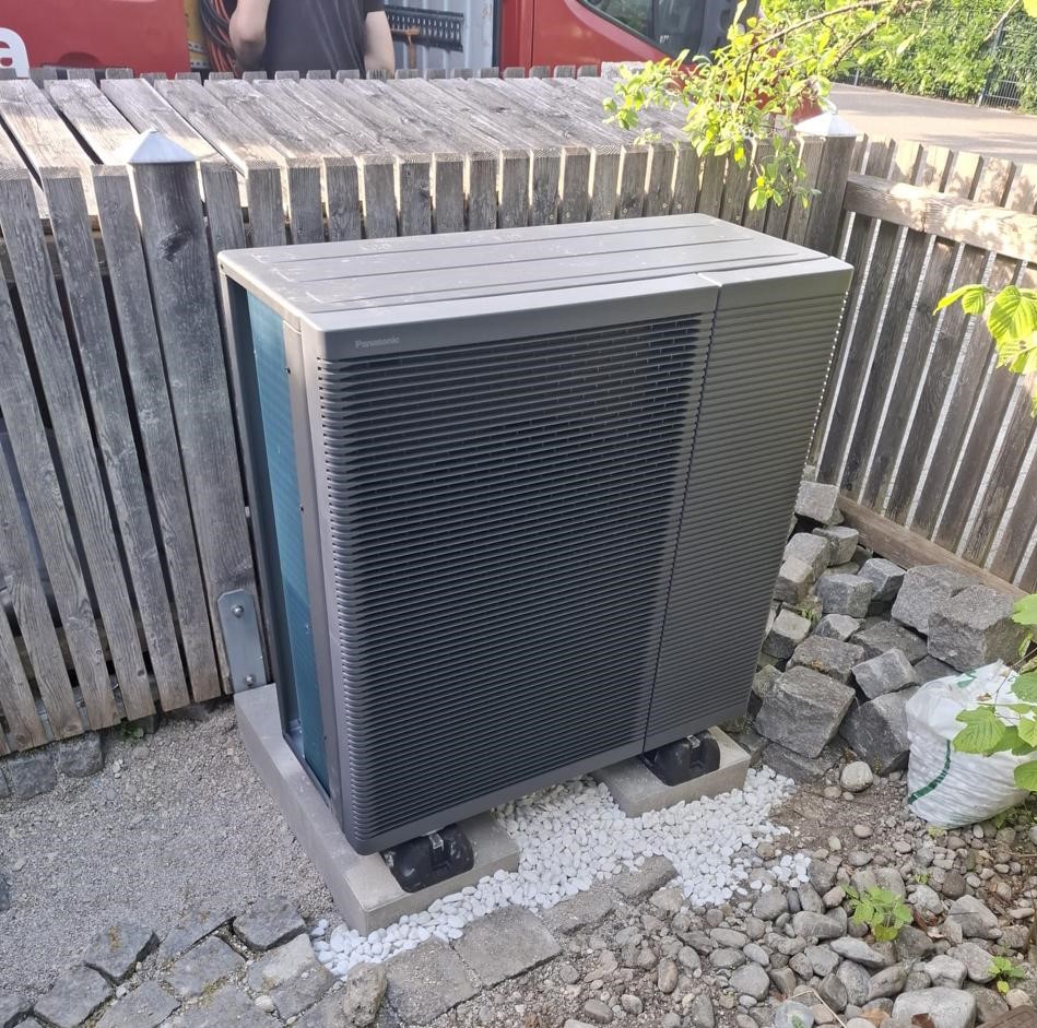 Wärmepumpe im Vorgarten