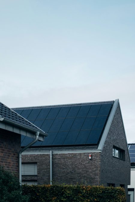 Modernes Haus mit schwarzen Solarmodulen